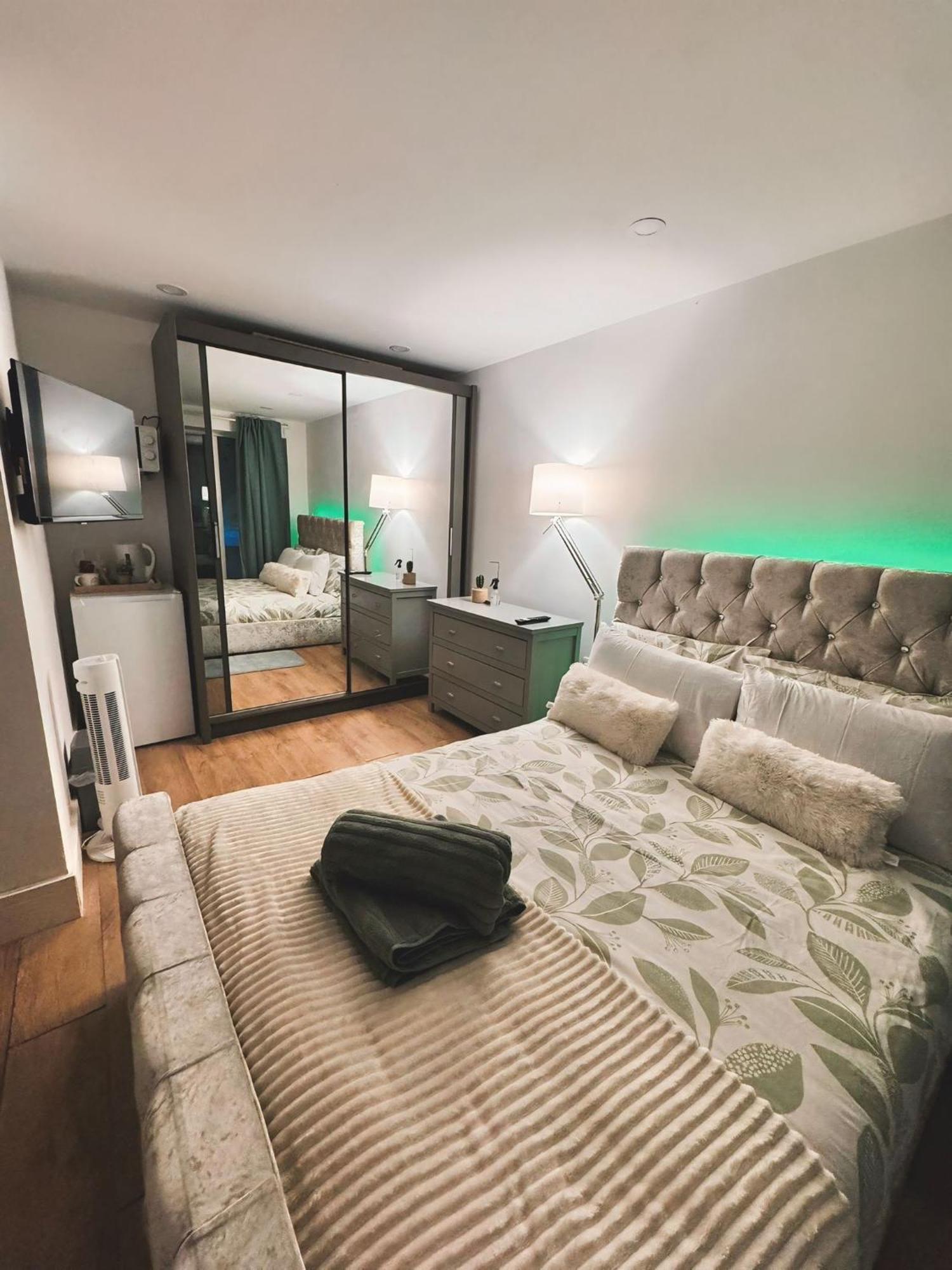 Tropical Room With Private Bathroom And Patio London Exterior photo