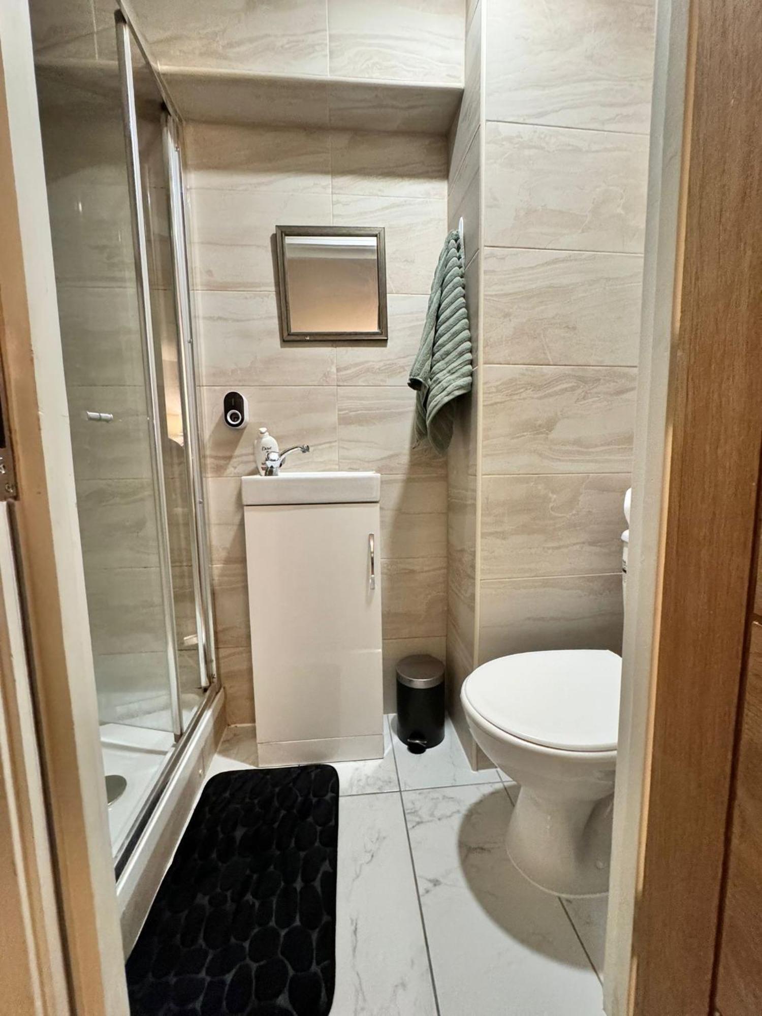 Tropical Room With Private Bathroom And Patio London Exterior photo