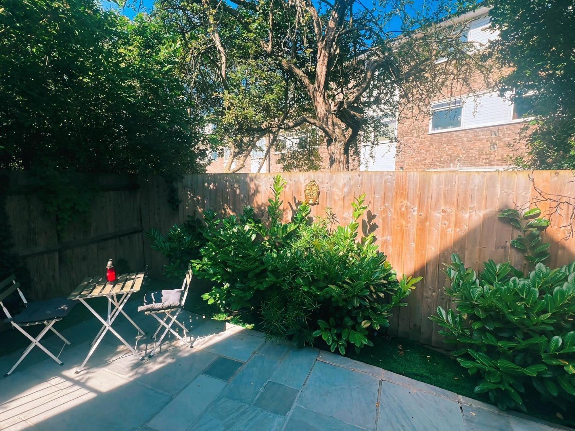 Tropical Room With Private Bathroom And Patio London Exterior photo